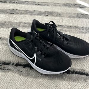 women’s black nike tennis shoes
